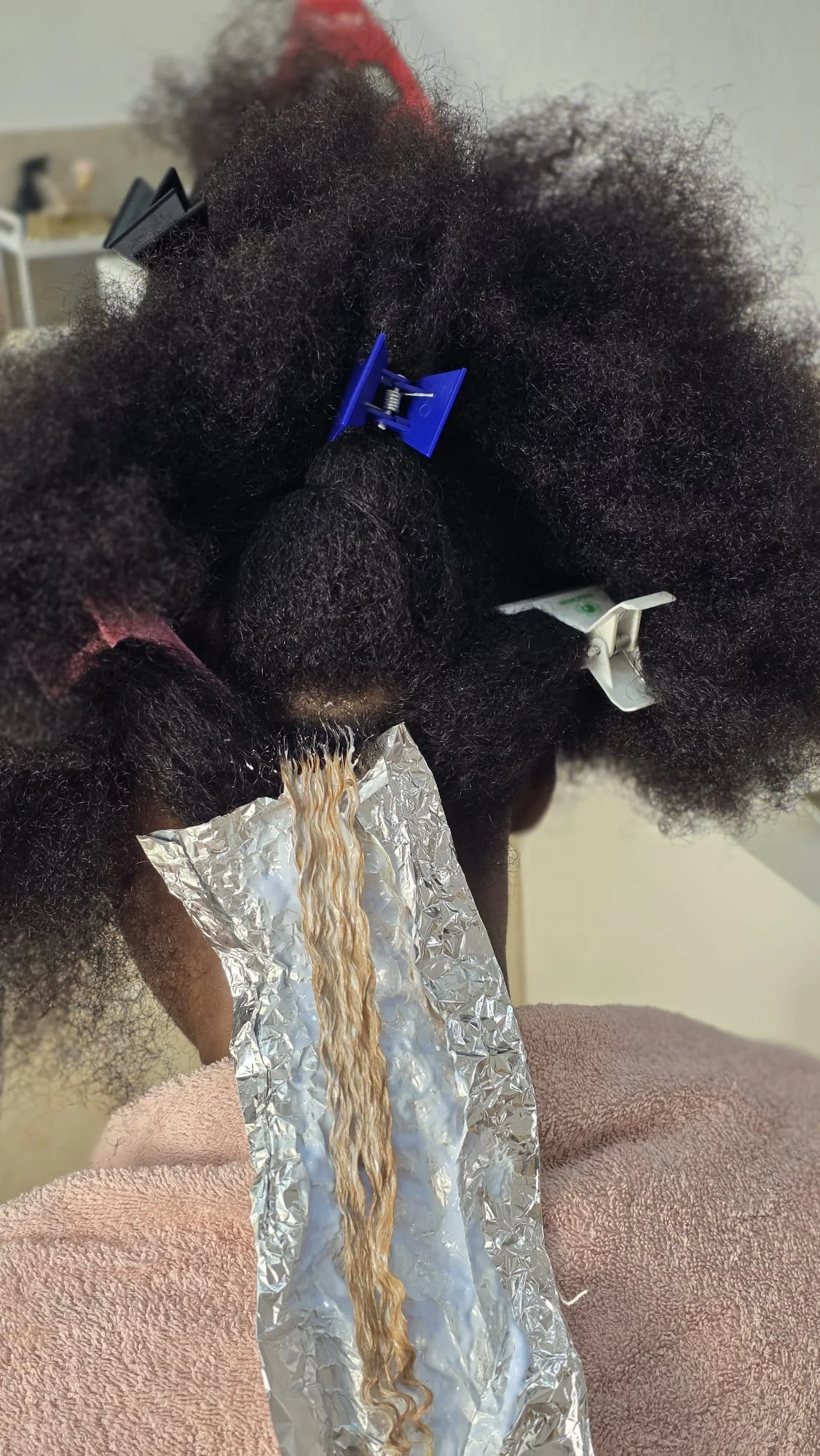 Cabelo crespo durante a preparação para a coloração